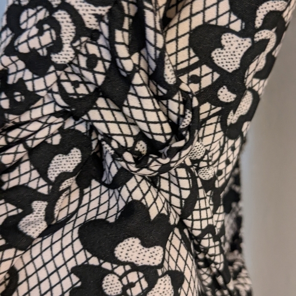 Rene Rofe Floral Robe Black and Cream Medium Attached Sash - Picture 6 of 6